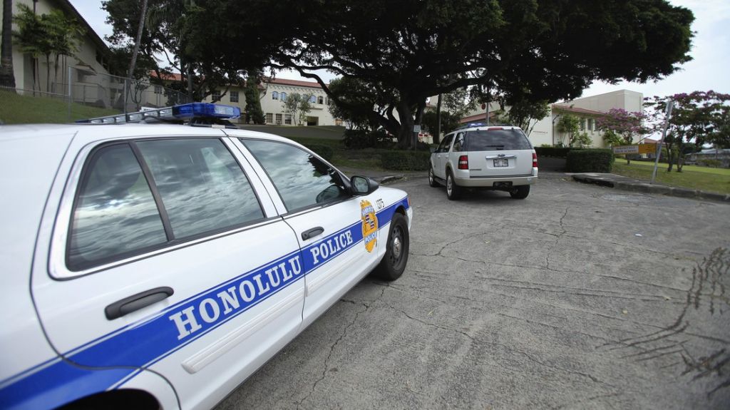  Dos polic&iacute;as muertos y m&uacute;ltiples casas incendiadas tras un tiroteo en la capital de Haw&aacute;i 