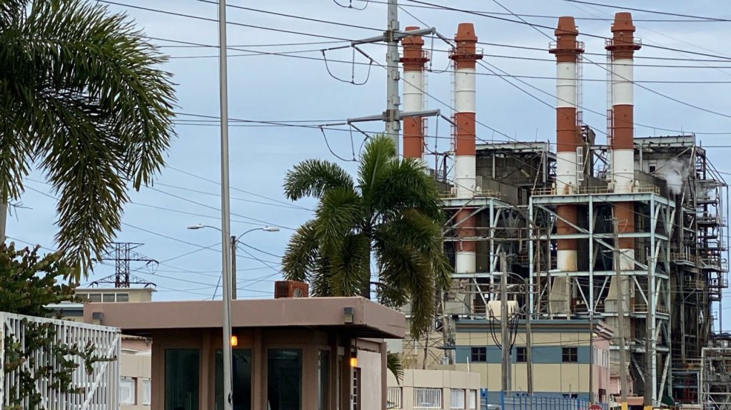  Generaci&oacute;n el&eacute;ctrica insuficiente, a pesar de haberse reducido demanda energ&eacute;tica en &uacute;ltimos quince a&ntilde;os, lo cual se agrava por negligente transmisi&oacute;n y distribuci&oacute;n que obliga a apagones constantes (an&aacute;lisis) 