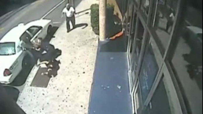 Video: Dos mujeres policÃ­as son ayudadas por buenos samaritanos mientras hacen un arresto en Tampa