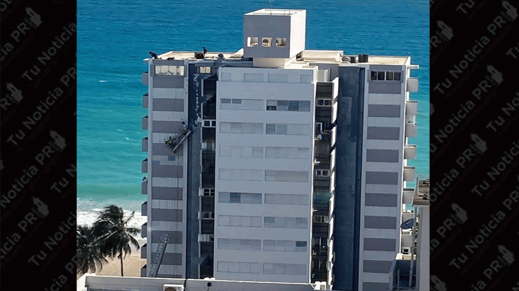  Emergencia por empleados colgando en andamio en edificio en Condado 