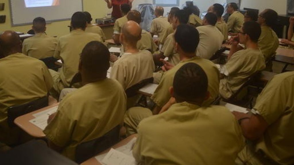  Confinados denuncian peligrosa reducci&oacute;n de personal que pone en riesgo su rehabilitaci&oacute;n y salud mental 