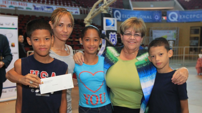 Alcaldesa entrega  cheques a familias ponceÃ±as