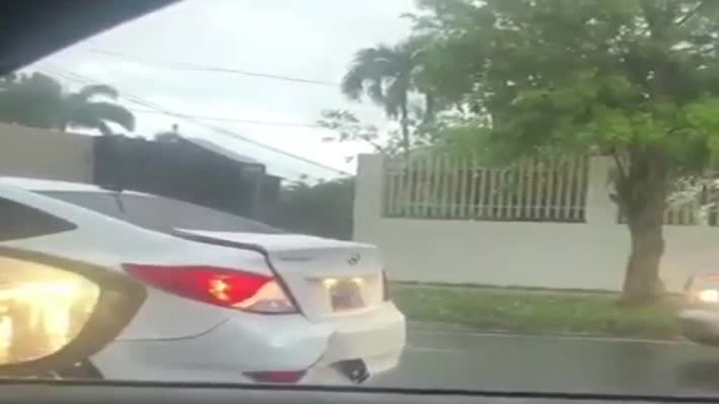  Video: Dos mujeres a pu&ntilde;o limpio bajo la lluvia luego de accidente de auto 
