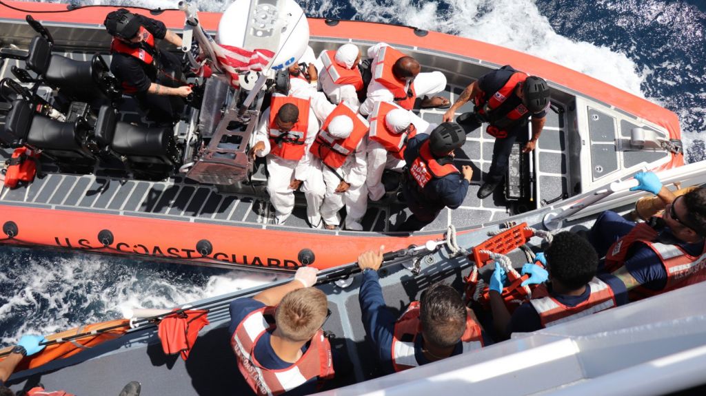 Guardia Costera repatr&iacute;a a 11 inmigrantes a la Republica Dominicana, luego de interceptar una yola en el Canal de la Mona 