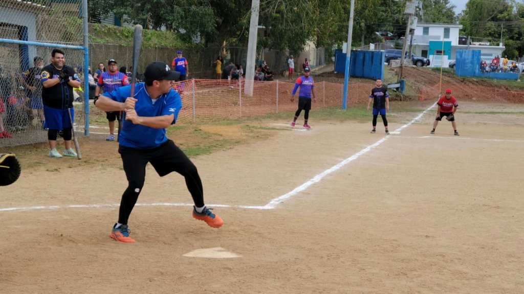  Alcalde reverdece laureles en equipo de pelota comunitario en Ceiba 