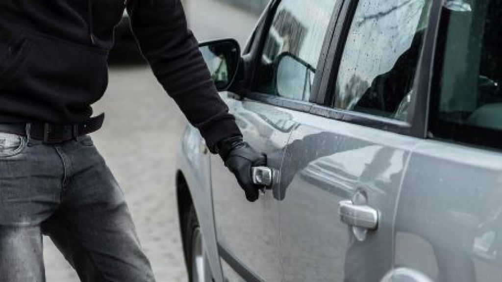  Roban guagua desde el estacionamiento de una megatienda en Manat&iacute; 
