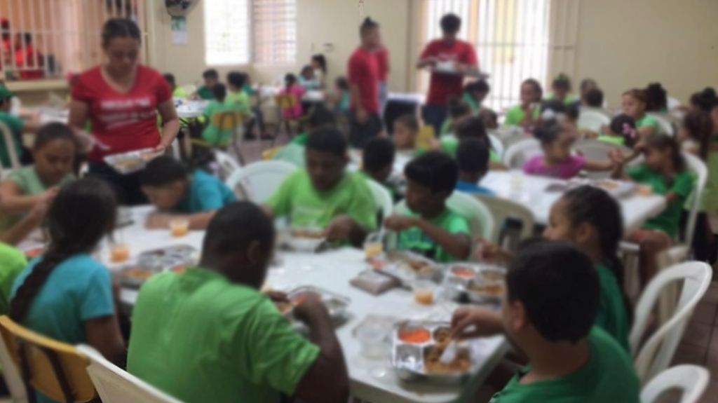  L&iacute;der comunitario propone servicarro para dar comida a ni&ntilde;os 