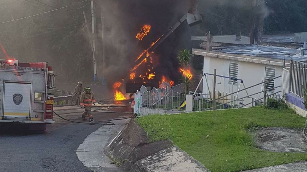  Video: Trabajador de compañía eléctrica de EU Salta de camión al prenderse en fuego  