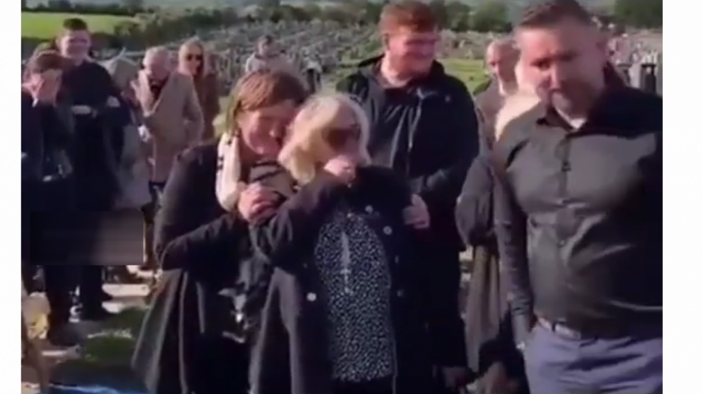  Viral video de un funeral donde todos se ríen en medio del entierro 