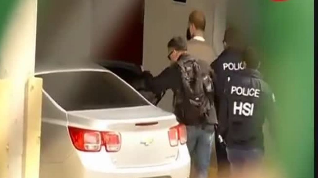  Video: Momento en que cantante urbano Farruko llega esposado de pies y manos al tribunal federal 