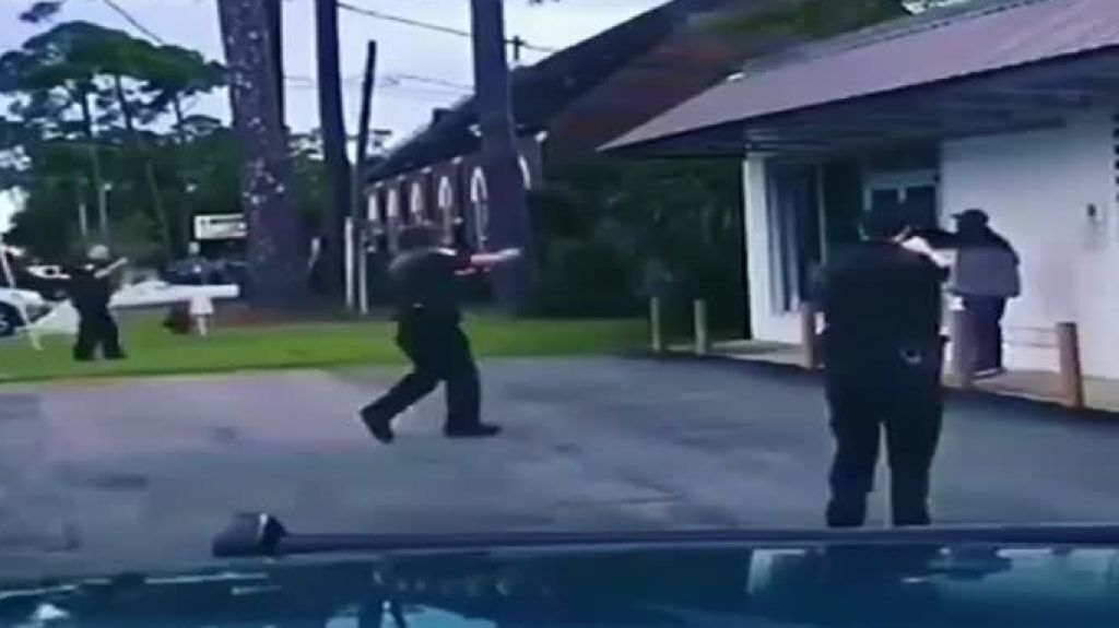 Video: El individuo no estaba armado, cuando el Polic&iacute;a le advierte que le va a disparar el &ldquo;Taser&rdquo; este saca un arma del bolsillo del pantal&oacute;n y vea lo que pas&oacute; 