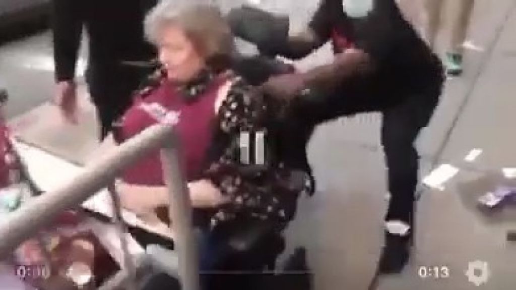  Video: Agreden a una anciana en silla de ruedas que intentaba evitar un saqueo durante las protestas 
