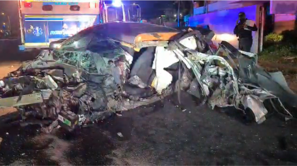  Video: Ahora una conductora en Guaynabo herida al destrozar su auto contra un muro 