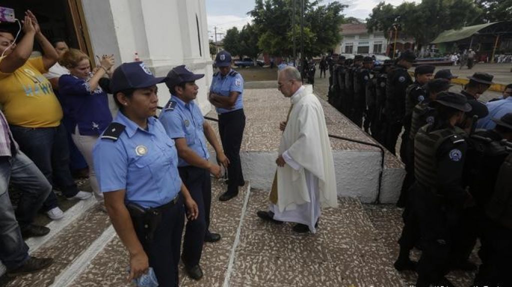  Video: Entran a la catedral de Managua y golpean a sacerdotes. 