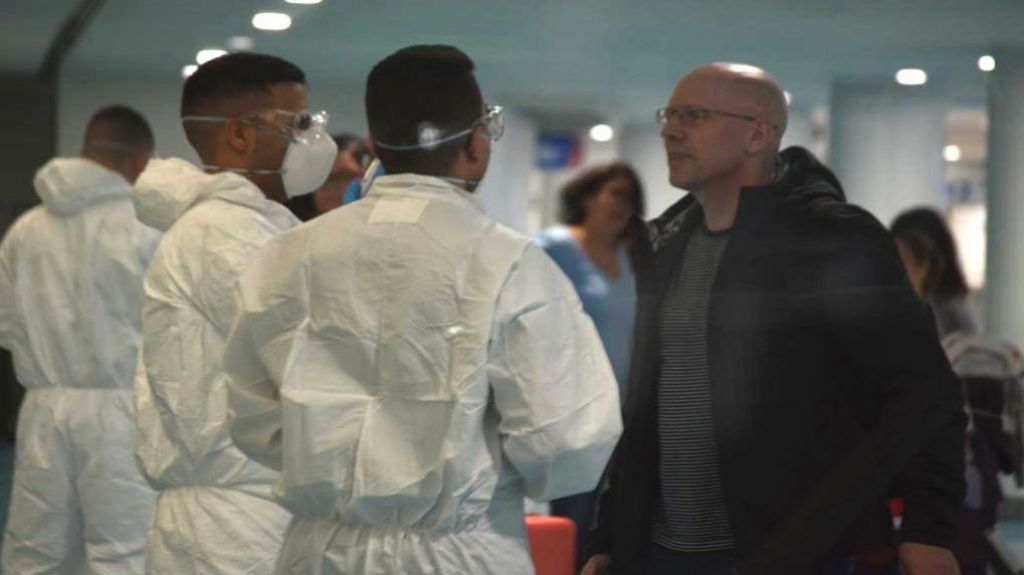  Aseguran pasajeros que llegan de New York a PR intentan evitar se les verifique la temperatura 