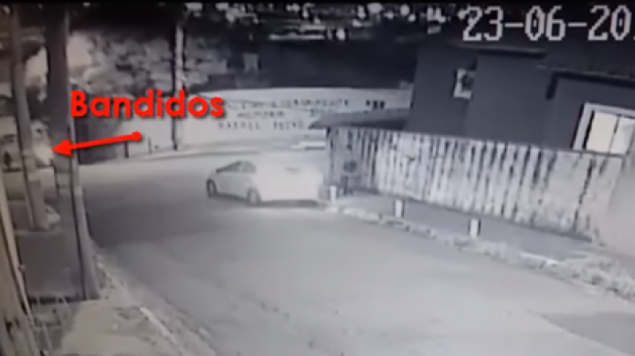 Ladrones intentan robarle a una mujer pero los recibe a tiros