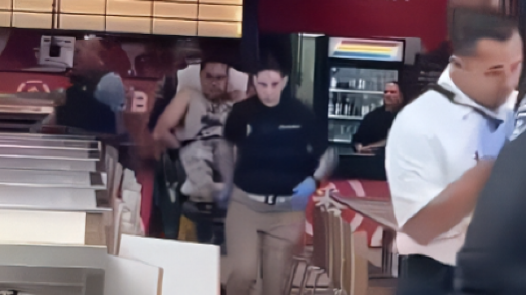  Hombre arrestado tras apuñalar a mujer en restaurante de Plaza Río Hondo 