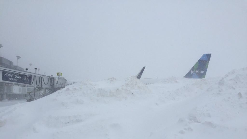  Cierran el aeropuerto JFK de Nueva York por tormenta de nieve 