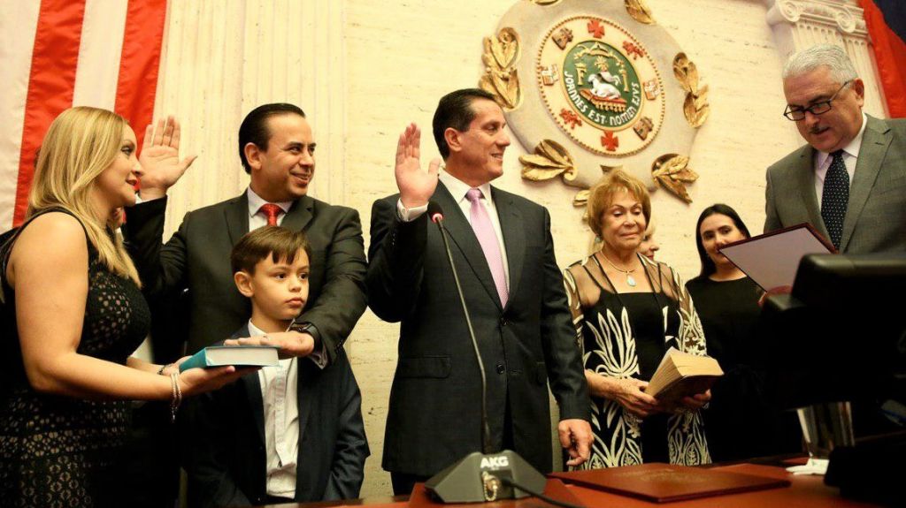  Juramentan William Villafa&ntilde;e y H&eacute;ctor Mart&iacute;nez como nuevos senadores 