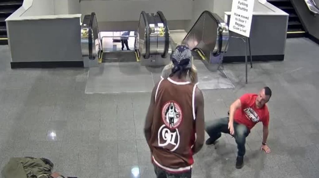  Video: A pu&ntilde;o limpio dos hombres en aeropuerto de Cleveland 