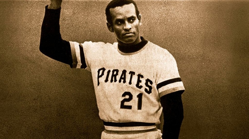  Proponen conmemorar el hit 3,000 de Clemente con marbetes y tablillas 