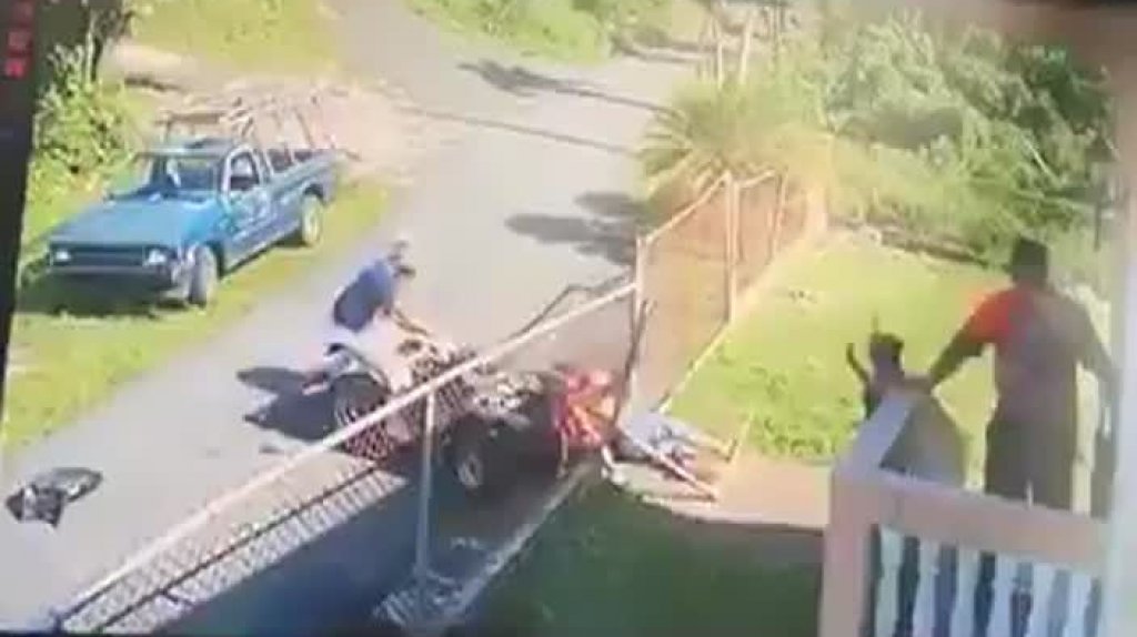  En video momento en que un conductor irresponsable de &ldquo;Four track&rdquo; impacta un ciudadano 