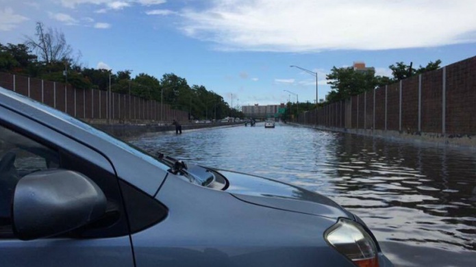 Video: Caos en el expreso las AmÃ©ricas, inundado en ambas direcciones 