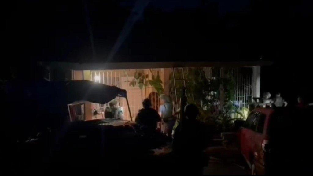  Video: Parecía una parranda navideña en Humacao pero era la policía que llego a tumbarle la puerta 