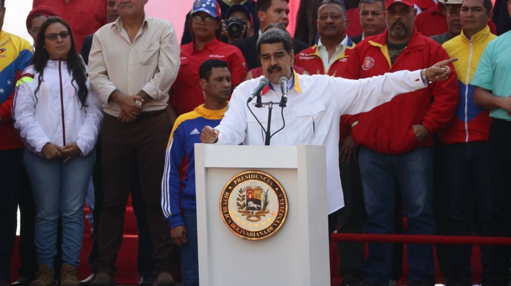  Maduro le dijo a Jorge Ramos que se tragar&iacute;a su "provocaci&oacute;n con Coca-Cola" 