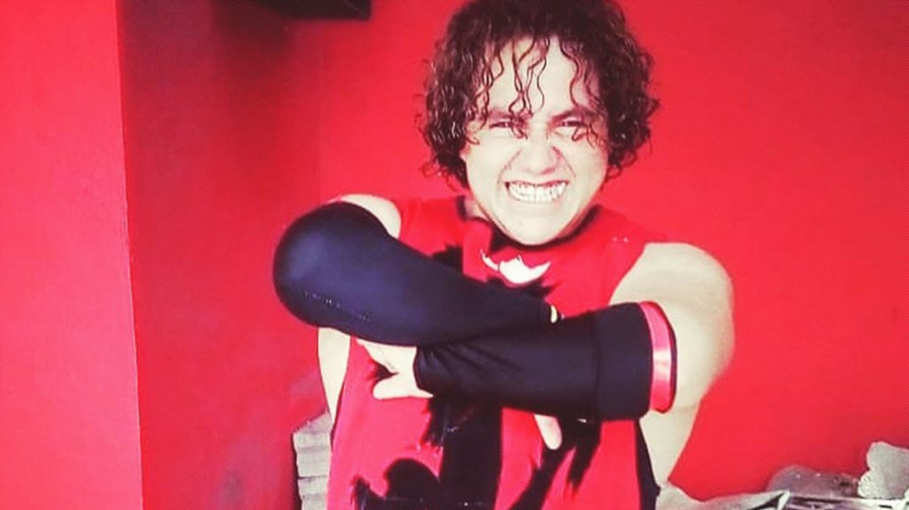  VIDEO: Un luchador lanza a un ni&ntilde;o de 5 a&ntilde;os contra el asfalto tras un combate en Ciudad de M&eacute;xico y el p&uacute;blico lo agrede 