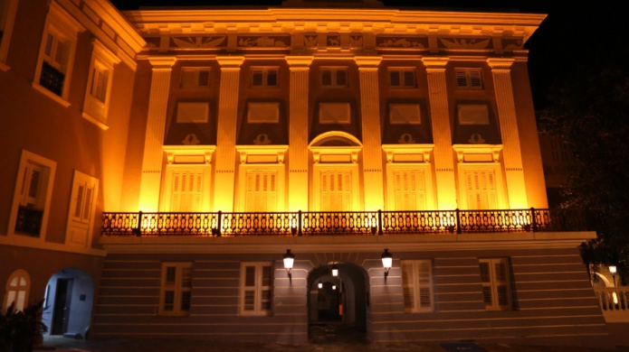 De naranja La Fortaleza para concienciar sobre la esclerosis mÃºltiple