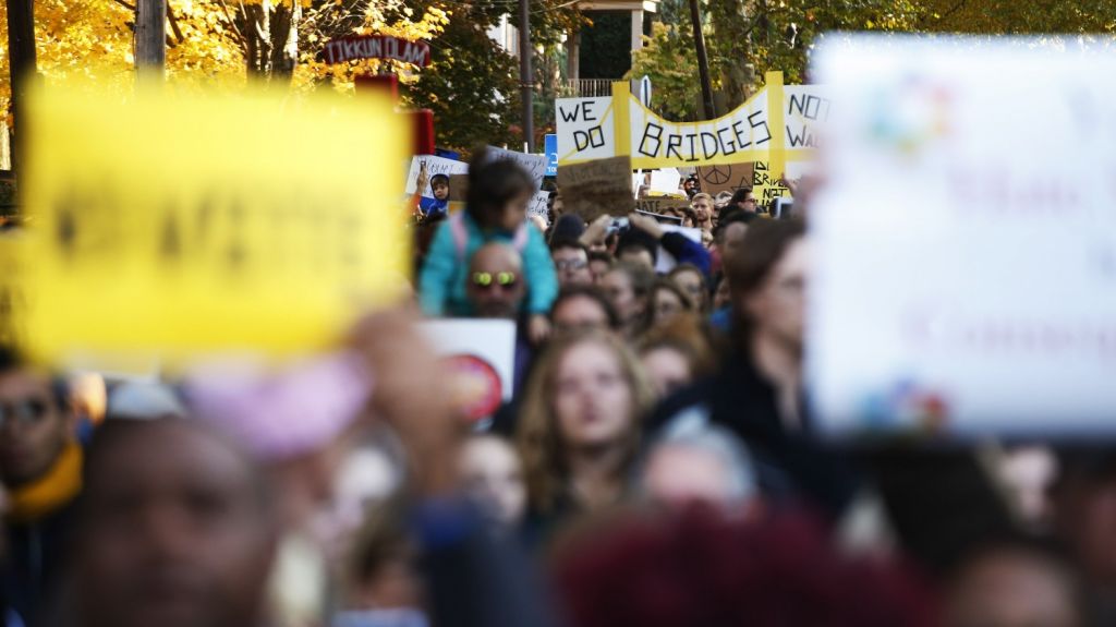  Trump visita entre protestas la escena del tiroteo de Pittsburgh 
