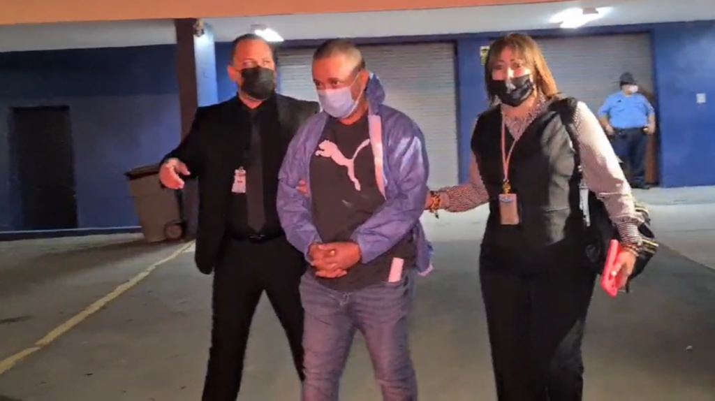  Video: Momento en que llevan a la c&aacute;rcel al cuarto acusado de asesinar a &ldquo;Macho Camacho&rdquo; arrestado hoy en PR 
