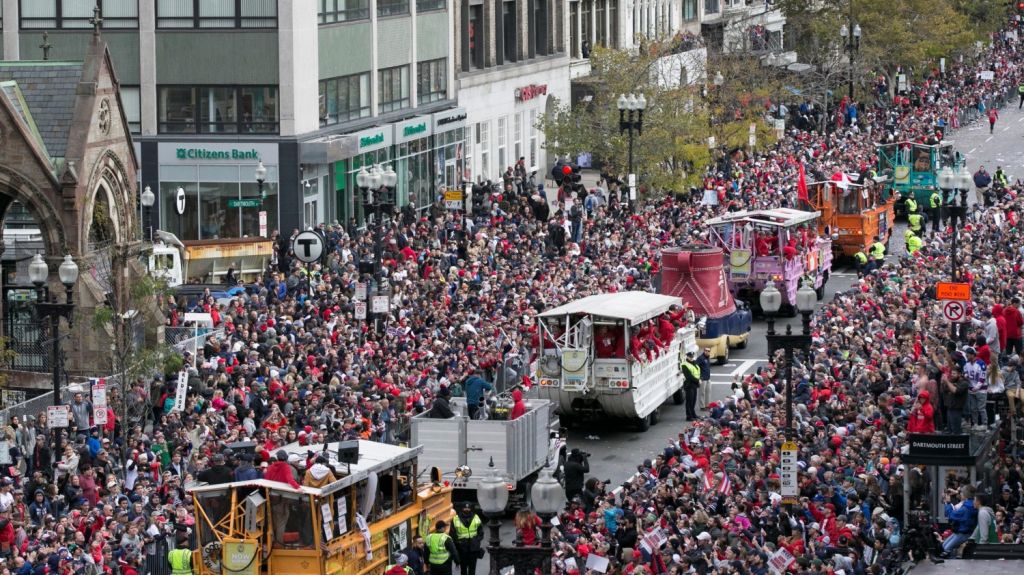  Cora lidera el desfile multitudinario de los Medias Rojas en la celebraci&oacute;n del t&iacute;tulo 