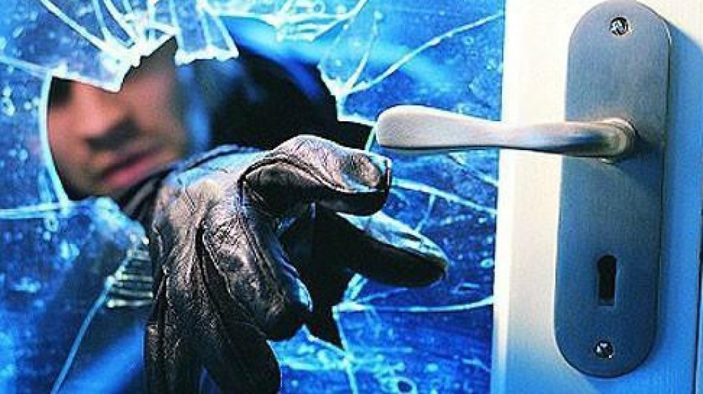  Hurtan equipos electr&oacute;nicos y dos pistolas en residencia de Dorado 