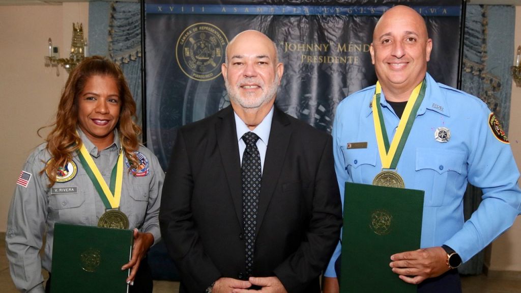  Confieren Medalla Presidencial de la C&aacute;mara de Representantes a bombero de Fajardo por salvar a envejecientes de voraz incendio 