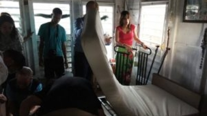 ACAA entrega cama de posiciones, silla de ruedas y otros artÃ­culos a damnificado de 90 aÃ±os