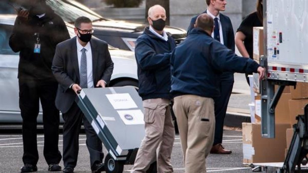  La imagen de un cami&oacute;n de mudanzas ante la Casa Blanca se hace viral en redes 