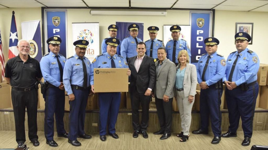  Gobernador hace entrega de computadoras a la Polic&iacute;a 