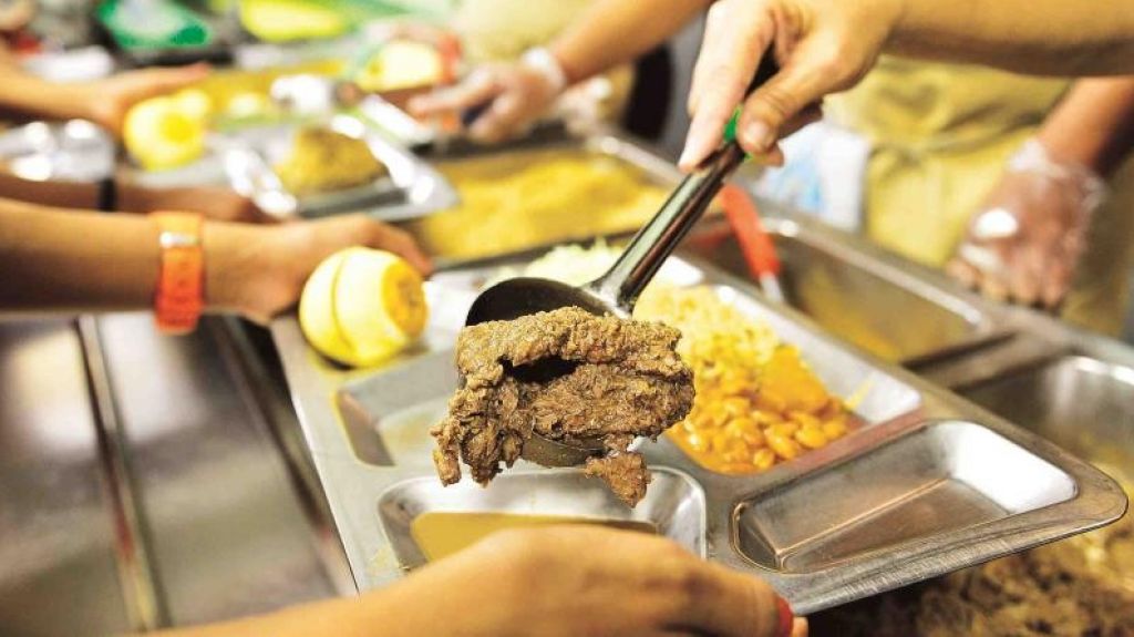  Nuevo almac&eacute;n en Ponce se usa para distribuir alimentos a comedores escolares 