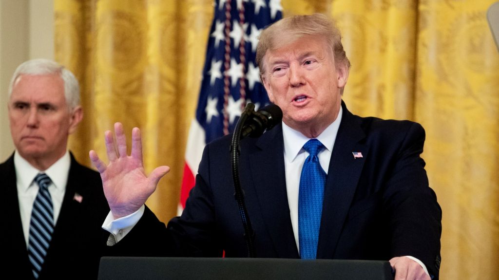  Trump se asoma con aire triunfal al final de su juicio pol&iacute;tico 