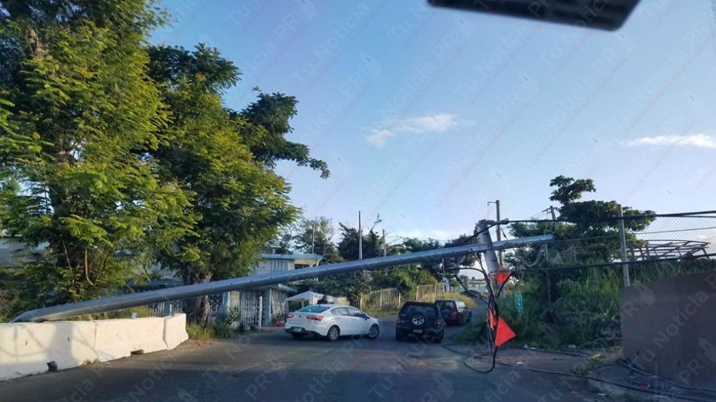  Cae poste de la AEE en medio de una carretera en Trujillo Alto 