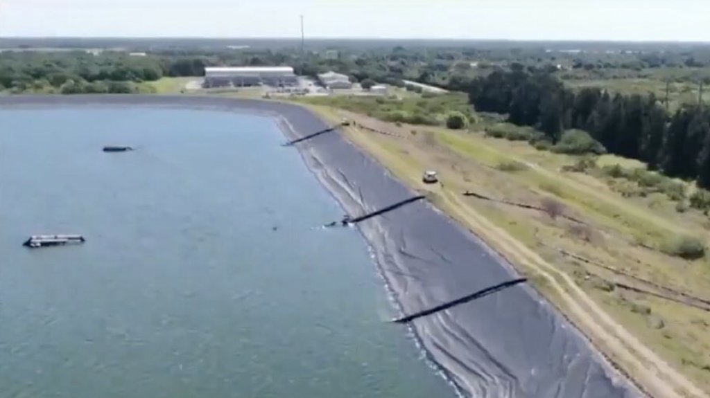  Evacuan mas de 300 familias ante inminente colapso de balsa con desechos industriales en Florida 