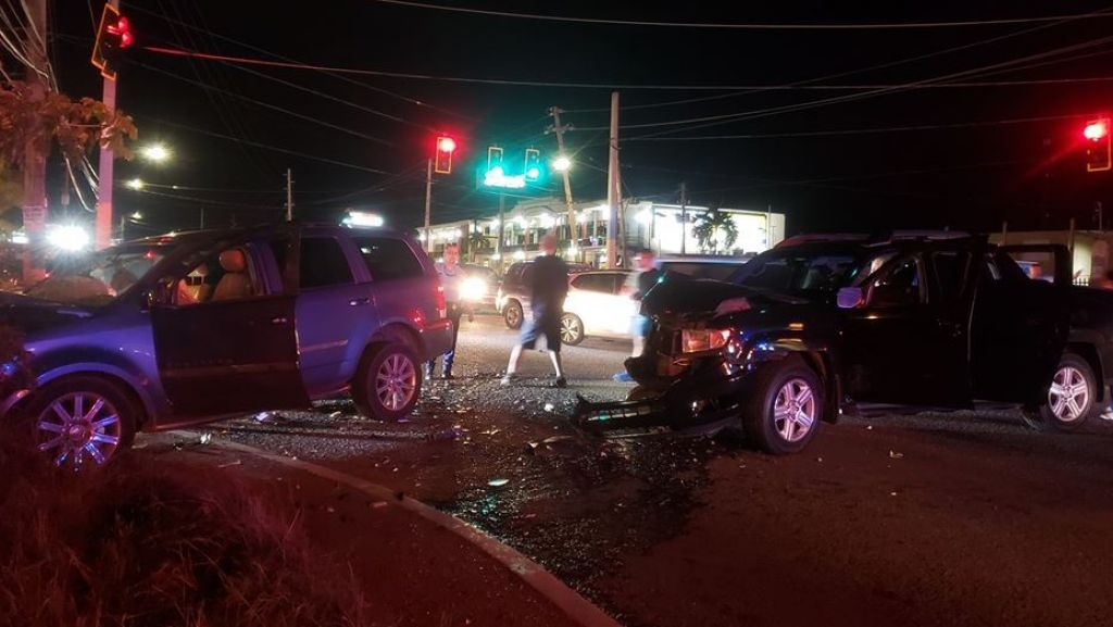  Fotos: Muere un hombre al intentar agredir un policía con un "palo" durante accidente de transito en Aguadilla 