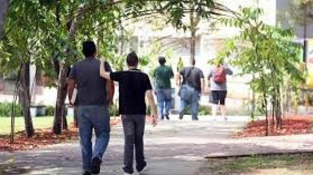  Mujer alega un hombre la amenaz&oacute; por la p&aacute;gina de internet de su clase en universidad de Santurce 