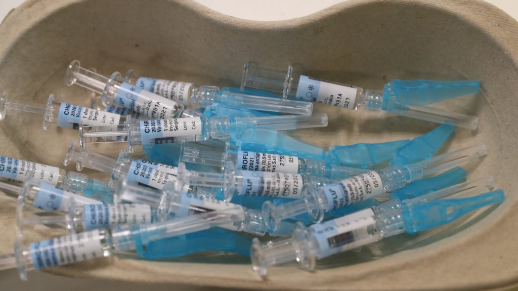  Una vacuna china en pruebas induce respuesta inmune, tambi&eacute;n en mayores de 60 