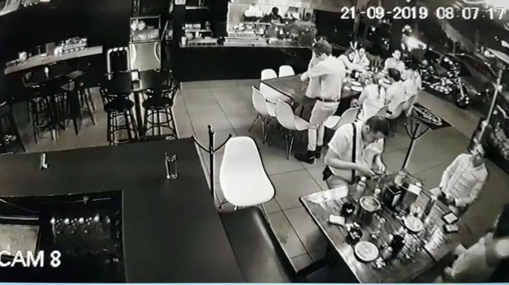  Video: Momento en que gatilleros entra a un bar de mexico y asesinan 5 personas 