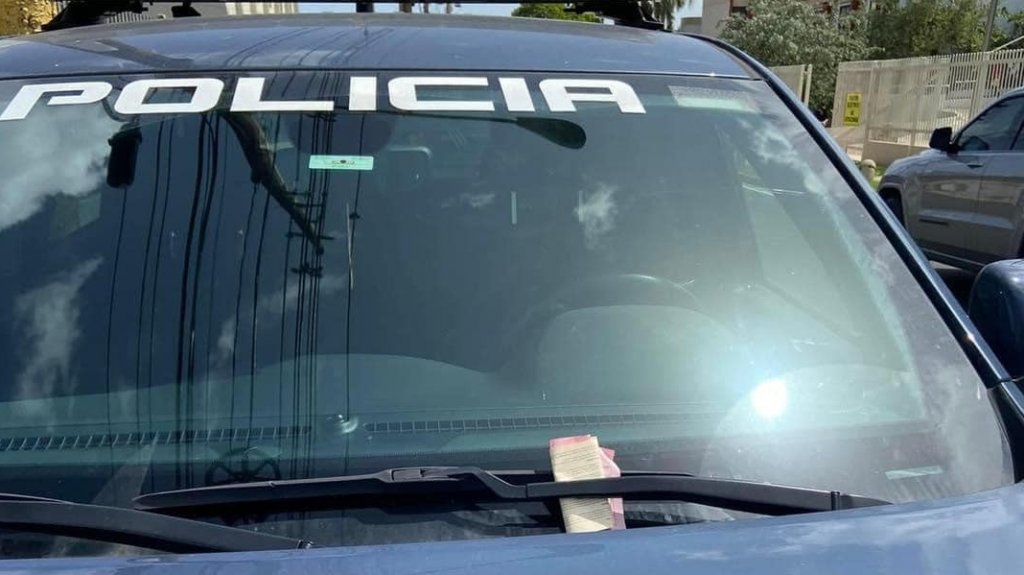  Polic&iacute;a Municipal de Arecibo reparte &ldquo;boletos de cortes&iacute;a&rdquo; a patrullas estatales por estacionarse donde no deben 