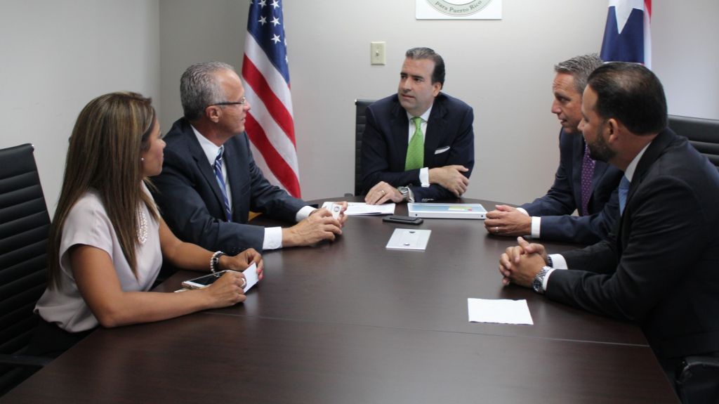  Miembros de Asociaci&oacute;n de Alcaldes se re&uacute;nen con Presidente Junta Control Fiscal 