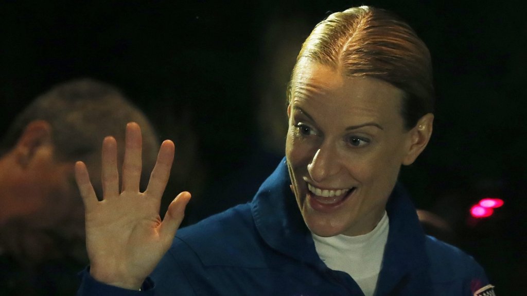  Astronautas empiezan a modernizar el sistema de energía solar en la EEI 